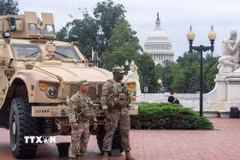 Lực lượng Vệ binh Quốc gia Mỹ tuần tra tại Washington, D.C., ngày 19/8/2025. (Ảnh: THX/TTXVN)