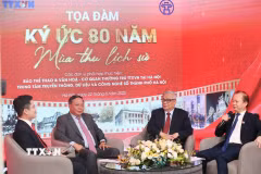 Các diễn giả trao đổi tại Toạ đàm. (Ảnh: Khánh Hòa/TTXVN)