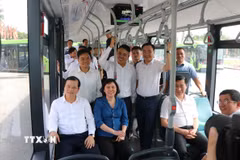 Các lãnh đạo tỉnh Bắc Ninh trải nghiệm trên tuyến xe buýt điện Vũ Ninh-Bắc Giang. (Ảnh: Thanh Thương/TTXVN)