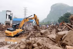 Hàng ngàn mét khối đất đá đổ tràn xuống Quốc lộ 32 đang được lực lượng chức năng nỗ lực xử lý. (Ảnh: Quý Trung/TTXVN)