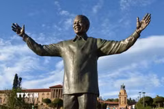 Bức tượng đồng cao 9 mét của cố Tổng thống Nelson Mandela tại thủ đô Pretoria, Nam Phi. (Ảnh: TTXVN phát)