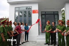 Công an tỉnh Khánh Hòa bàn giao nhà cho người dân vùng lũ. (Ảnh: TTXVN phát)