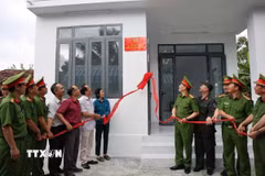 Công an tỉnh Khánh Hòa bàn giao nhà cho người dân vùng lũ. (Ảnh: TTXVN phát)