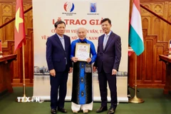 Tác giả đến từ Italy Huỳnh Ngọc Nga, 76 tuổi, cao tuổi nhất cuộc thi đã giành giải nhì cho tác phẩm “Bàn cờ tướng của cha”. (Ảnh: Phương Hoa/TTXVN)