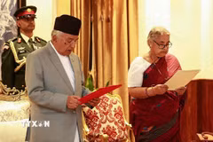 Tân Thủ tướng lâm thời Nepal Sushila Karki (phải) tuyên thệ nhậm chức sau khi được Tổng thống Ram Chandra Paudel (trái, phía trước) bổ nhiệm, tại Kathmandu, ngày 12/9/2025. (Ảnh: THX/TTXVN)