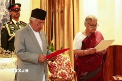 Tân Thủ tướng lâm thời Nepal Sushila Karki (phải) tuyên thệ nhậm chức sau khi được Tổng thống Ram Chandra Paudel (trái, phía trước) bổ nhiệm, tại Kathmandu, ngày 12/9/2025. (Ảnh: THX/TTXVN)