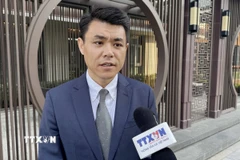 Nhà báo Ngụy Vi, Trưởng ban Việt ngữ, Đài Phát thanh-Truyền hình Trung ương Trung Quốc trả lời phỏng vấn phóng viên TTXVN tại Bắc Kinh. (Ảnh: Công Tuyên/TTXVN)