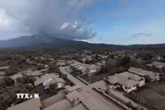 Núi lửa Lewotobi Laki-Laki tại tỉnh Đông Nusa Tenggara, Indonesia. (Ảnh: THX/TTXVN)