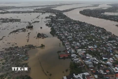 Nhiều địa bàn của thành phố Huế bị ngập sâu. (Ảnh: Mai Trang/TTXVN)