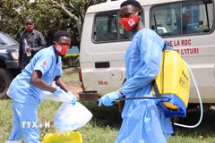 Nhân viên y tế khử trùng thiết bị sau khi một bệnh nhân nghi nhiễm Ebola tử vong, tại Bunia, tỉnh Ituri, Cộng hòa Dân chủ Congo, ngày 21/5/2026. (Ảnh: THX/TTXVN)