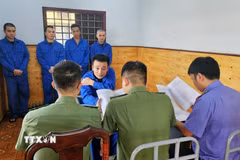 Các đối tượng tại cơ quan Công an. (Ảnh: TTXVN phát)