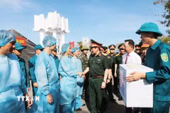 Trung tướng Nguyễn Đức Hưng thăm, động viên lực lượng làm nhiệm vụ khai quật, lấy mẫu hài cốt liệt sỹ tại Nghĩa trang Liệt sỹ Móng Cái (phường Móng Cái 3). (Ảnh: TTXVN phát)