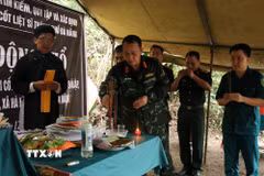 Đại tá Trần Hữu Ích (Chỉ huy trưởng Bộ Chỉ huy Quân sự thành phố Đà Nẵng) thực hiện công tác tâm linh tìm kiếm, quy tập hài cốt liệt sỹ tại khu vực hang Đá Sập (thôn Lâm Tây, xã Hà Nha). (Ảnh: Khoa Chương/TTXVN)