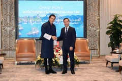 Chủ tịch Ủy ban Nhân dân tỉnh Phạm Đức Ấn chào xã giao Quốc vương Bhutan Jigme Khesar Namgyel Wangchuck. (Ảnh: Báo Quảng Ninh)