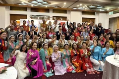 Các đại biểu, nghệ sỹ và khách mời Malaysia và Việt Nam chụp ảnh lưu niệm. (Ảnh: Viên Luyến/TTXVN)