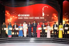 Vinh danh các gương tiêu biểu trong phong trào học tập và làm theo tấm gương tư tưởng đạo đức, phong cách Hồ Chí Minh các tỉnh miền Trung-Tây Nguyên. (Ảnh: Văn Tý/TTXVN)