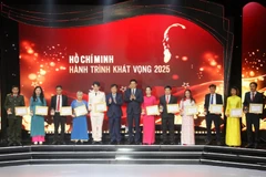 Vinh danh các gương tiêu biểu trong phong trào học tập và làm theo tấm gương tư tưởng đạo đức, phong cách Hồ Chí Minh các tỉnh miền Trung-Tây Nguyên. (Ảnh: Văn Tý/TTXVN)