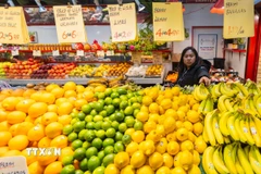 Người dân mua sắm tại khu chợ ở Toronto, Canada. (Ảnh: THX/TTXVN)