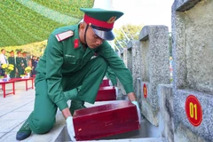 Đội an táng làm nhiệm vụ hạ huyệt, an táng hài cốt liệt sĩ tại liệt sĩ tại Nghĩa trang liệt sỹ Đồi 82 - Tây Ninh. (Ảnh: Minh Phú/TTXVN)