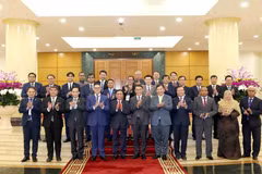 Đồng chí Trần Cẩm Tú, Uỷ viên Bộ Chính trị, Thường trực Ban Bí thư cùng Trưởng đoàn các chính đảng các nước ASEAN chụp ảnh chung. (Ảnh: Phương Hoa/TTXVN)
