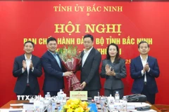 Các đồng chí Thường trực Tỉnh ủy chúc mừng ông Trần Huy Phương. (Ảnh: Thái Hùng/TTXVN)