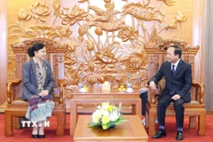 Trưởng Ban Tuyên giáo và Dân vận Trung ương Trịnh Văn Quyết tiếp đoàn đại biểu Uỷ ban Trung ương Mặt trận Lào xây dựng Đất nước. (Ảnh: Phương Hoa/TTXVN)