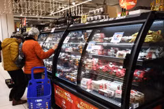 Người tiêu dùng mua sắm tại siêu thị ở Paris, Pháp. (Ảnh: THX/TTXVN)