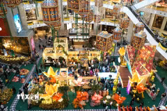 Địa điểm "check in" tại đại siêu thị mới nhất Kuala Lumpur, TRX với rực rỡ sắc đèn vàng. (Ảnh: Hằng Linh/TTXVN)