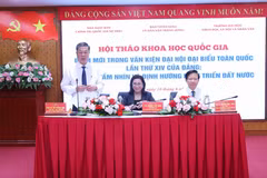 Các đại biểu chủ trì hội thảo. (Ảnh: Văn Điệp/TTXVN)