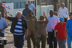 Chủ tịch Cuba Miguel Diaz-Canel cùng cựu Chủ tịch Raul Castro dẫn đầu cuộc tuần hành. (Ảnh: AP)