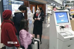 Hướng dẫn hành khách tại sân bay Haneda ở Tokyo, Nhật Bản. (Ảnh: Kyodo/TTXVN)