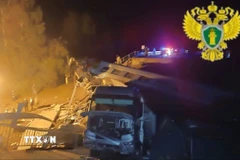 Hiện trường vụ sập cầu khiến tàu khách bị vùi lấp ở Bryansk, Nga, ngày 1/6/2025. (Ảnh: THX/TTXVN)