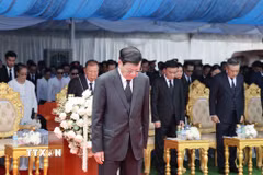Tổng Bí thư, Chủ tịch nước Lào Thongloun Sisoulith cùng các đồng chí lãnh đạo Đảng, Nhà nước dành một phút tưởng niệm đồng chí Xaysomphone Phomvihane, Ủy viên Bộ Chính trị, Chủ tịch Quốc hội Lào. (Ảnh: Phương Hoa/TTXVN)