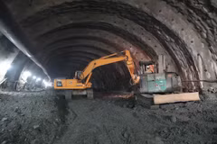 Thi công trong Khu vực hầm chui qua núi Km187 Cao tốc Nội Bài-Lào Cai. (Ảnh: Hồng Ninh/TTXVN)