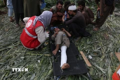 Một nhân viên của Hiệp hội Trăng lưỡi liềm đỏ Afghanistan chăm sóc người bị thương tại khu vực bị động đất ở huyện Nurgal, tỉnh Kunar ngày 1/9/2025. (Ảnh: THX/TTXVN)