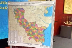 Ấn phẩm Bản đồ giấy với tỷ lệ 1:90.000 về 34 địa phương sau sáp nhập. (Ảnh: Ngọc Bích/TTXVN)