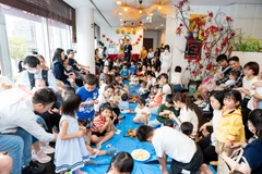 Sự kiện diễn ra trong không khí rộn ràng, ấm cúng gợi nhớ nét đẹp Trung thu truyền thống quê nhà. (Ảnh: Xuân Giao/TTXVN)