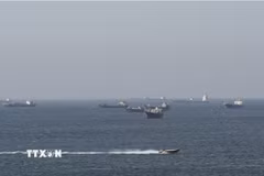 Tàu thuyền di chuyển trên eo biển Hormuz, ngoài khơi tỉnh Musandam, Oman, ngày 18/4/2026. (Ảnh: Reuters/TTXVN)