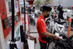 Người dân mua xăng tại một trạm xăng ở Surakarta, Trung Java, Indonesia. (Ảnh: THX/TTXVN)