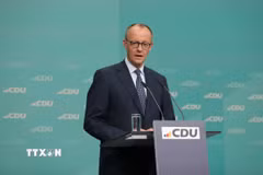 Thủ tướng tương lai của Đức Friedrich Merz phát biểu họp báo tại Berlin. (Ảnh: THX/TTXVN)