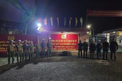 Lực lượng Cơ sở cai nghiện ma túy số 6 và Công xã Phú Nghĩa xuất quân tuần tra trong đêm. (Ảnh: K GỬIH/TTXVN)