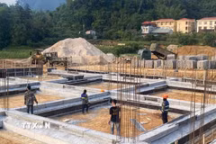 Nhà thầu đang khẩn trương đẩy mạnh tiến độ thi công công trình Trường Nội trú liên cấp xã Trà Lĩnh Hạ Lang. (Ảnh: Quốc Đạt/TTXVN)