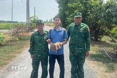 Đối tượng Nguyễn Mạnh Dư (đối tượng bị truy nã) bị Đồn Biên phòng Cửa khẩu Quốc tế Mộc Bài bắt giữ khi đang nhập cảnh trái phép. (Ảnh: TTXVN phát)