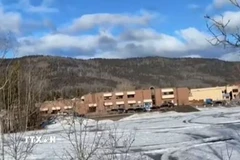 Trường Trung học Tumbler Ridge ở tỉnh bang British Columbia, Canada, nơi xảy ra vụ xả súng, ngày 10/2/2026. (Ảnh: Le Monde/TTXVN)