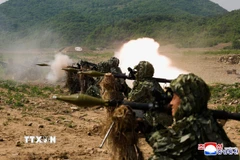 Binh sỹ Triều Tiên tham gia cuộc tập trận tác chiến đặc biệt tại trại huấn luyện thuộc Quân đoàn Phòng vệ Thủ đô ngày 13/5/2025. (Ảnh: Yonhap/TTXVN)