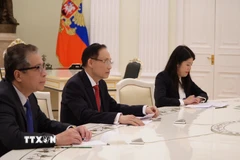 Đặc phái viên của Tổng Bí thư Tô Lâm, Ủy viên Bộ Chính trị, Bộ trưởng Ngoại giao Lê Hoài Trung (giữa) trong cuộc hội kiến với Tổng thống Nga V. Putin tại Điện Kremlin. (Ảnh: Tâm Hằng/TTXVN)