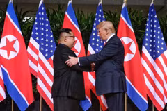 Tổng thống Mỹ Donald Trump (phải) trong cuộc gặp thượng đỉnh lịch sử với Nhà lãnh đạo Triều Tiên Kim Jong-un tại Singapore ngày 12/6/2018. (Ảnh: THX/TTXVN)
