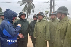 Phó Thủ tướng Chính phủ Hồ Quốc Dũng cùng đoàn công tác đã đi kiểm tra tại một số khu vực ngập lụt trên địa bàn tỉnh Đắk Lắk. (Ảnh: Nguyên Dung/TTXVN)