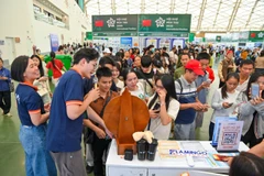 Du khách săn giảm giá tour du lịch.