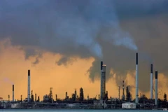 Một nhà máy lọc dầu ngoài khơi bờ biển Singapore. (Ảnh: Reuters)